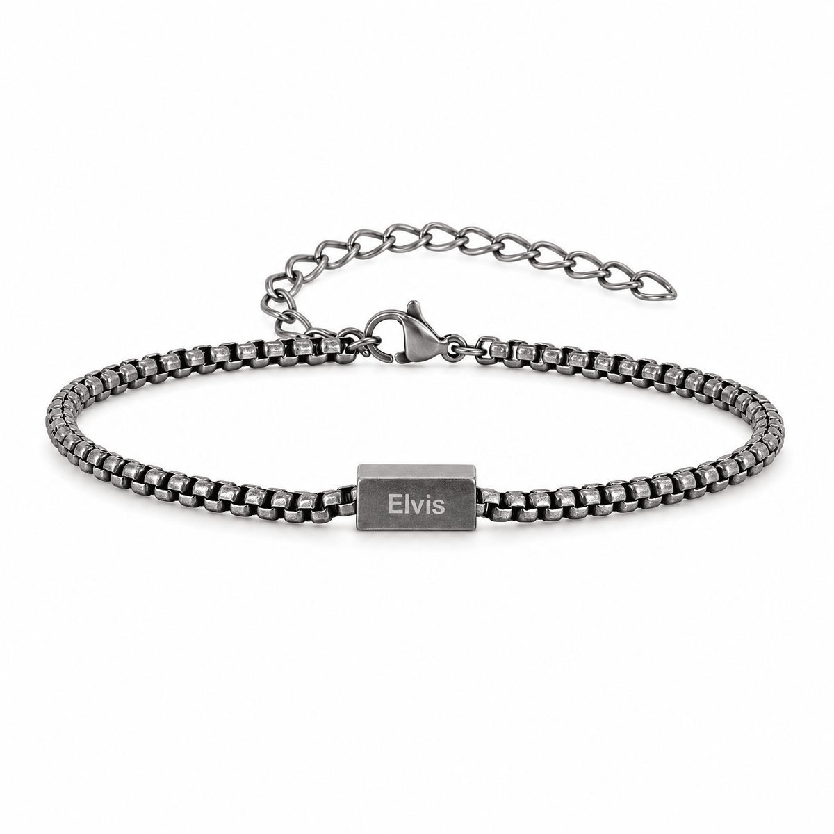 Bracelet Tarem gris, gravure personnalisée Elvis, posé de face sur fond blanc