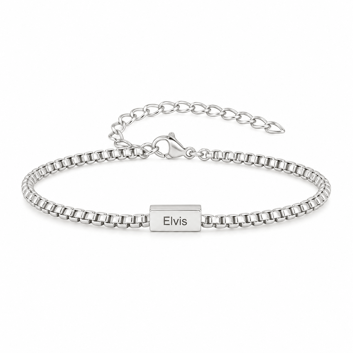 Bracelet Tarem argent, gravure personnalisée Elvis, posé de face sur fond blanc
