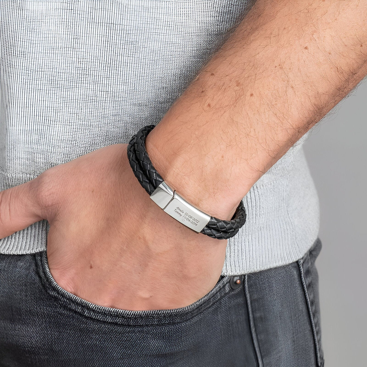 Bracelet double tour en cuir noir tressé avec fermoir argenté gravé, style masculin moderne.