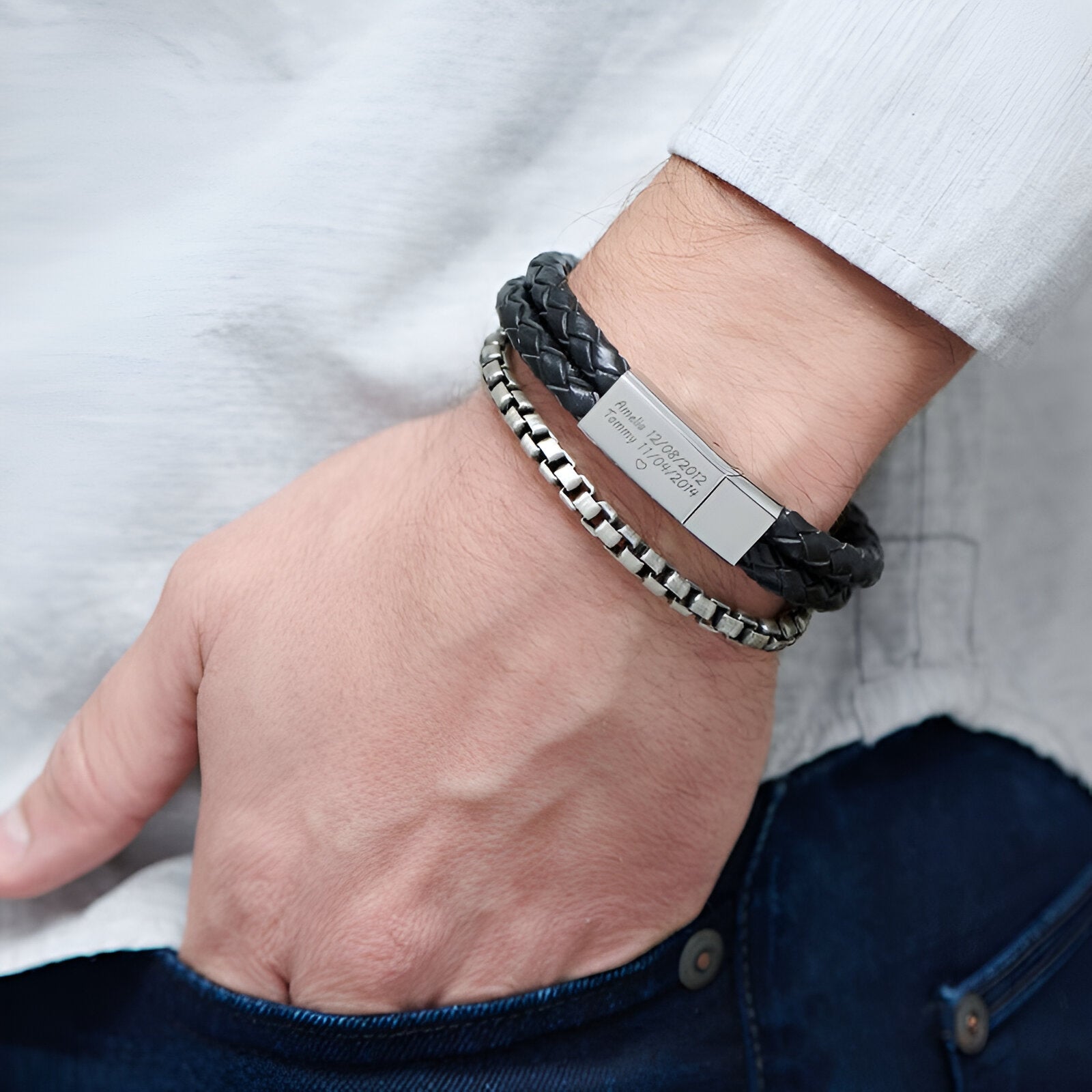 Bracelet double tour en cuir noir tressé avec fermoir argenté gravé, style homme moderne.
