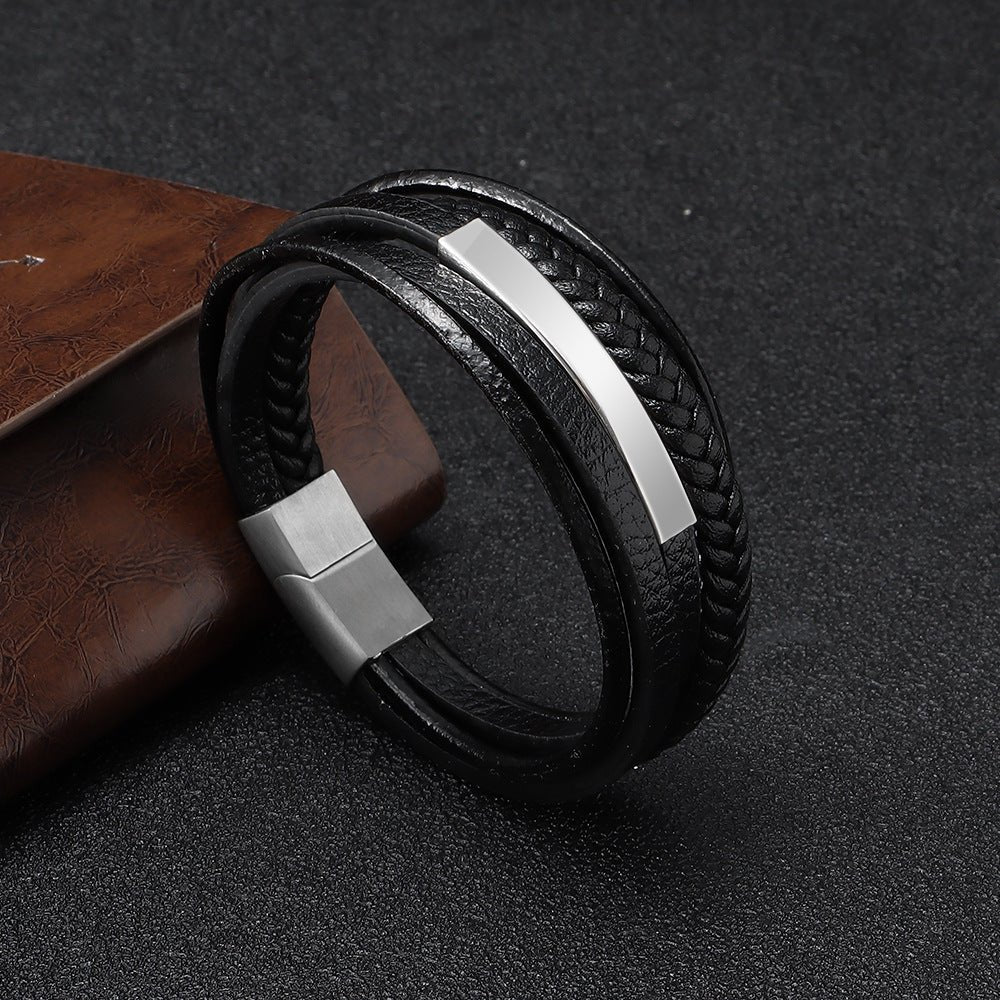 Bracelet homme multi-liens cuir noir tressé et lisse avec plaque acier personnalisable et fermoir magnétique.