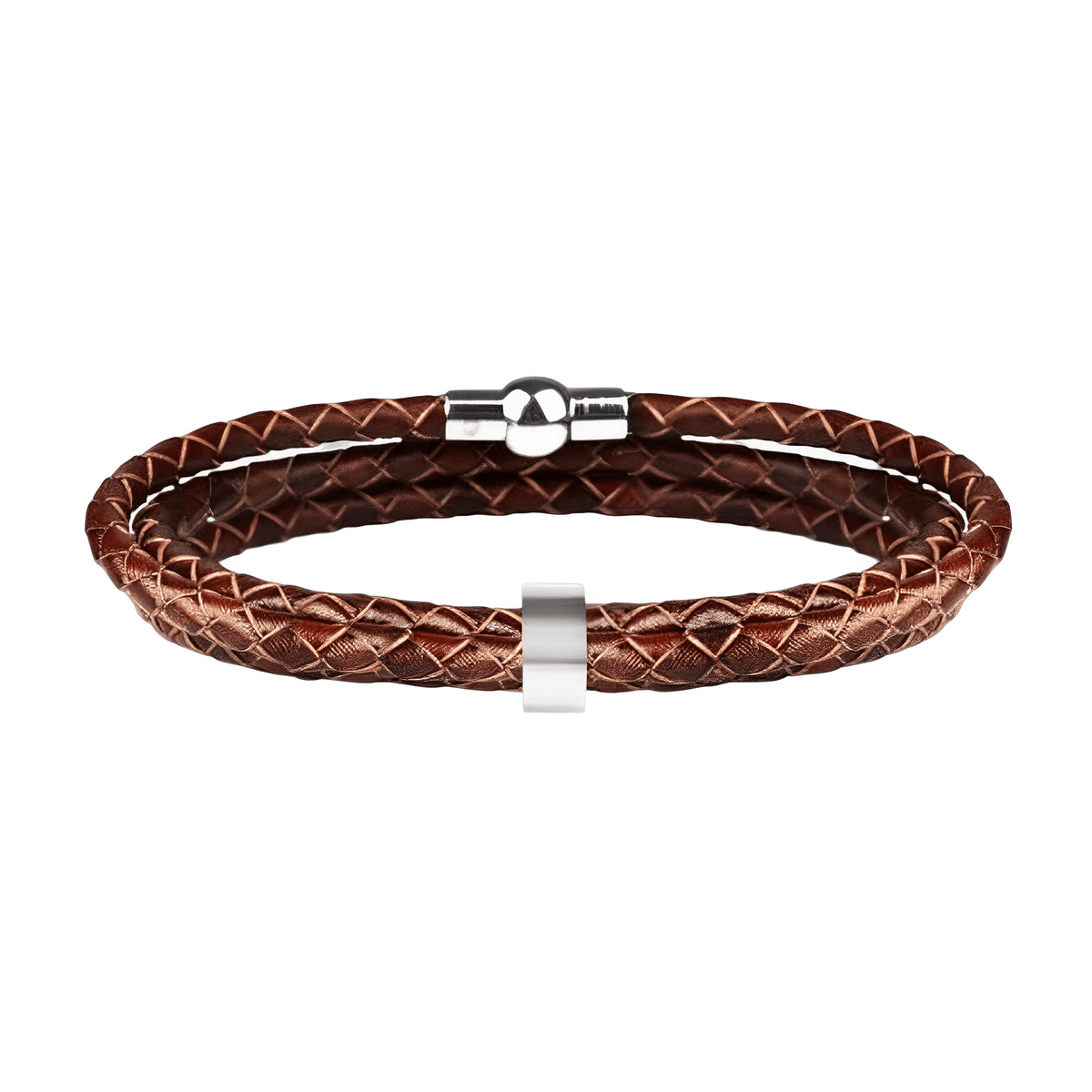 Bracelet triple tour en cuir marron tressé avec anneau gravable en métal argenté et fermoir magnétique.