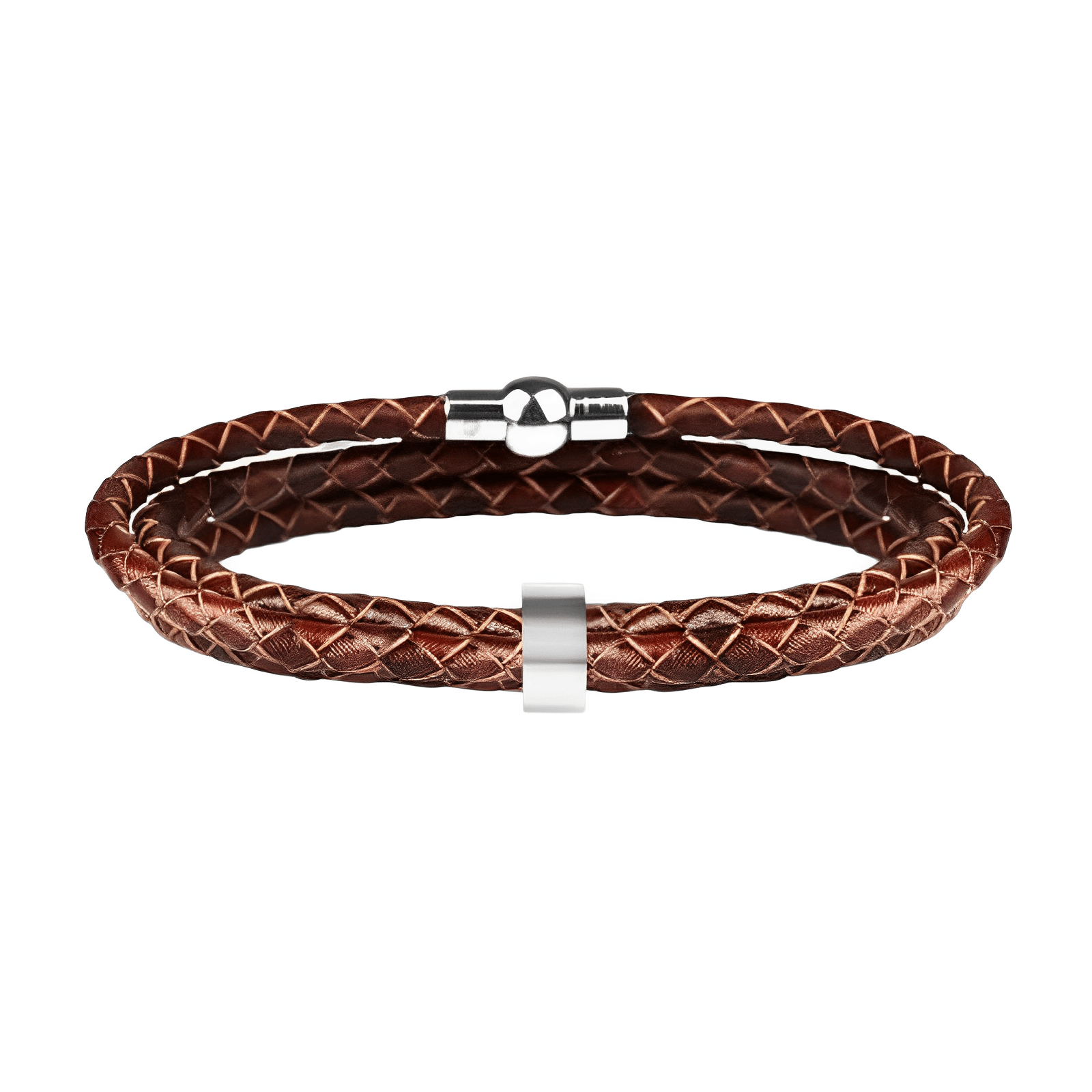 Bracelet triple tour en cuir marron tressé avec anneau gravable en métal argenté et fermoir magnétique.