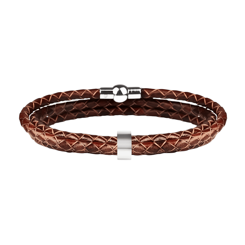 Bracelet triple tour en cuir marron tressé avec anneau gravable en métal argenté et fermoir magnétique.