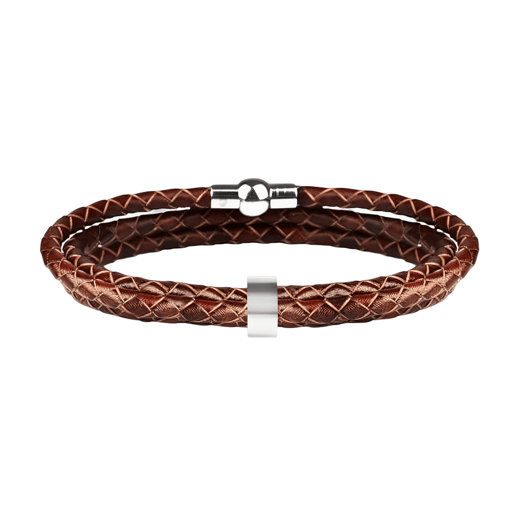 Bracelet triple tour en cuir marron tressé avec anneau gravable en métal argenté et fermoir magnétique.
