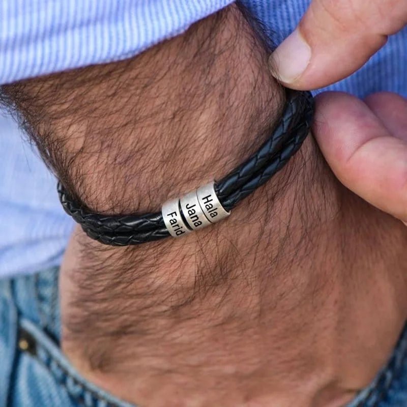 Bracelet triple tour en cuir noir tressé avec trois anneaux argentés gravés personnalisables.