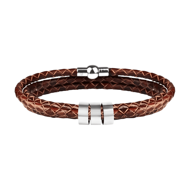 Bracelet triple tour en cuir marron tressé avec trois anneaux gravables en acier inoxydable.