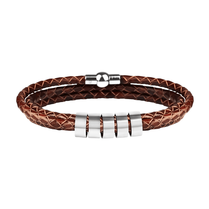 Bracelet triple tour en cuir marron tressé avec cinq anneaux en acier inoxydable et fermoir aimanté.