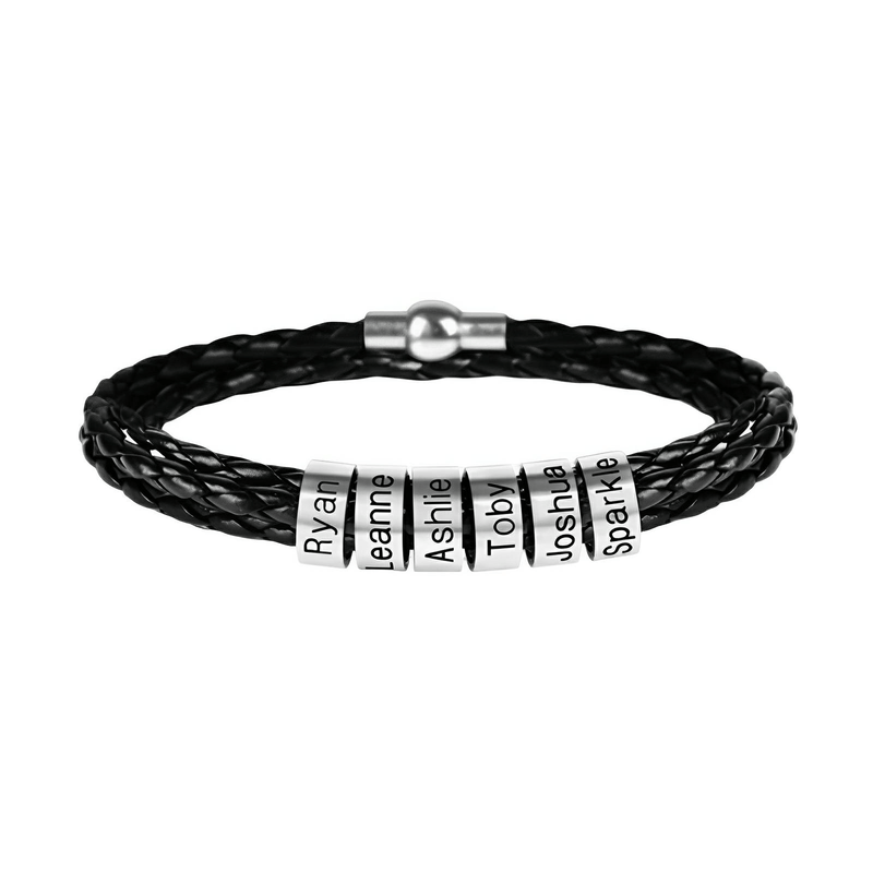 Bracelet triple tour en cuir noir tressé avec six anneaux métalliques gravés et fermoir magnétique argenté.