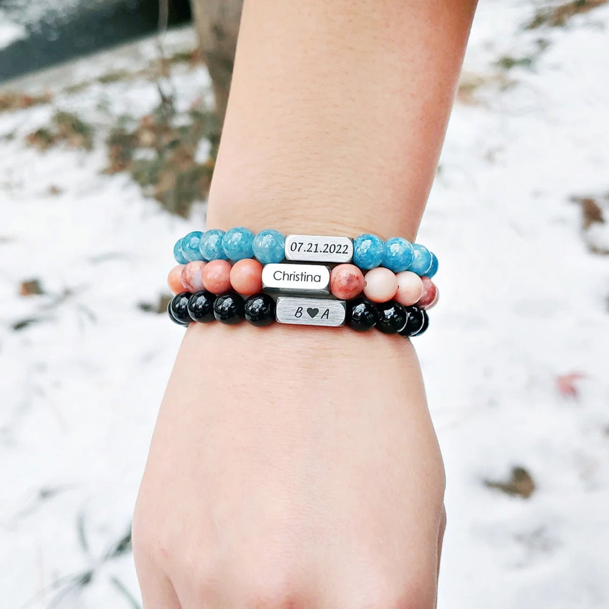 Bracelet mixte personnalisé en pierres naturelles turquoise, rose et noires avec plaques gravées.