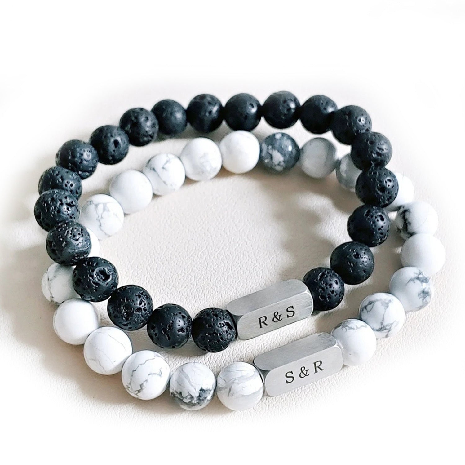 Bracelet mixte en pierres volcaniques noires et turquoise blanche avec plaque argent gravée R&S S&R.