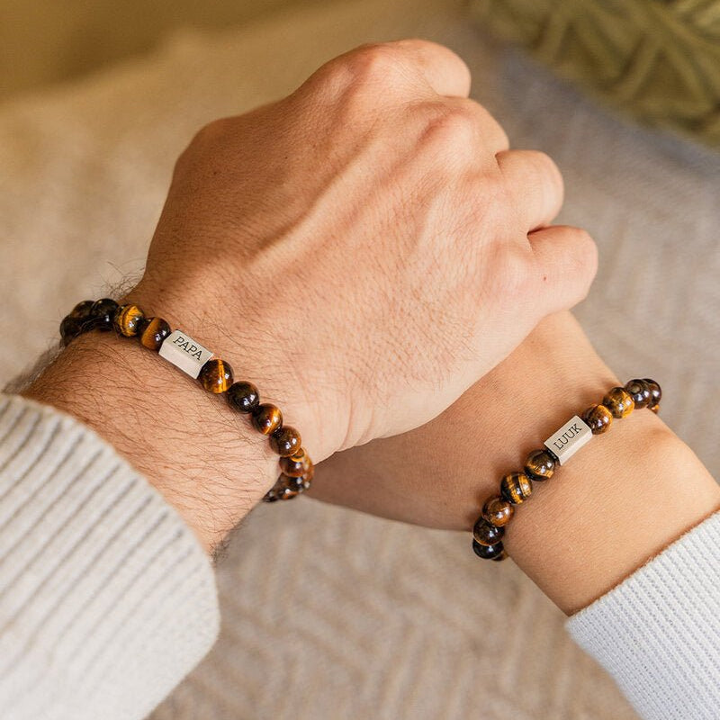 Bracelet mixte en pierres naturelles œil de tigre avec plaque gravée en métal argenté.