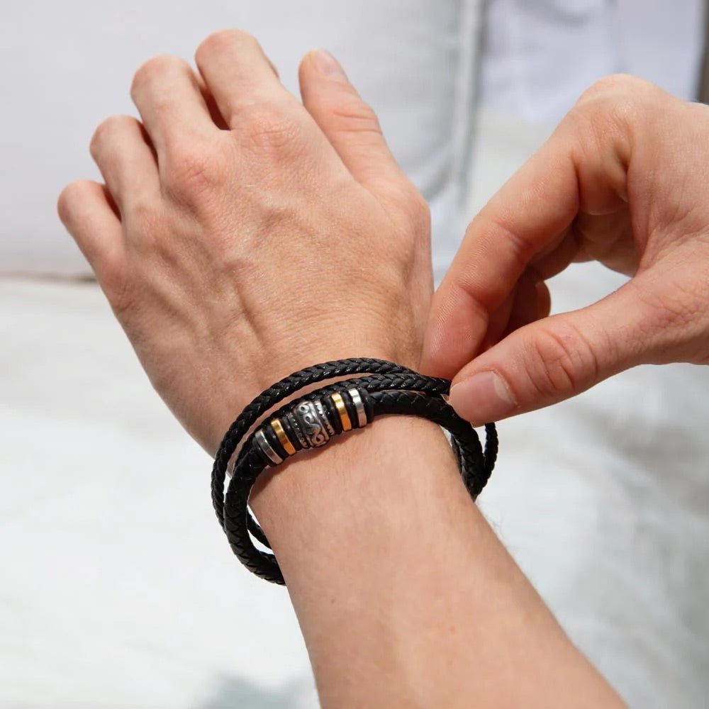 Personligt herrearmbånd i sort flettet læder med tre rækker, magnetlås i rustfrit stål, stålkugler og forgyldte ringe, model Fadère