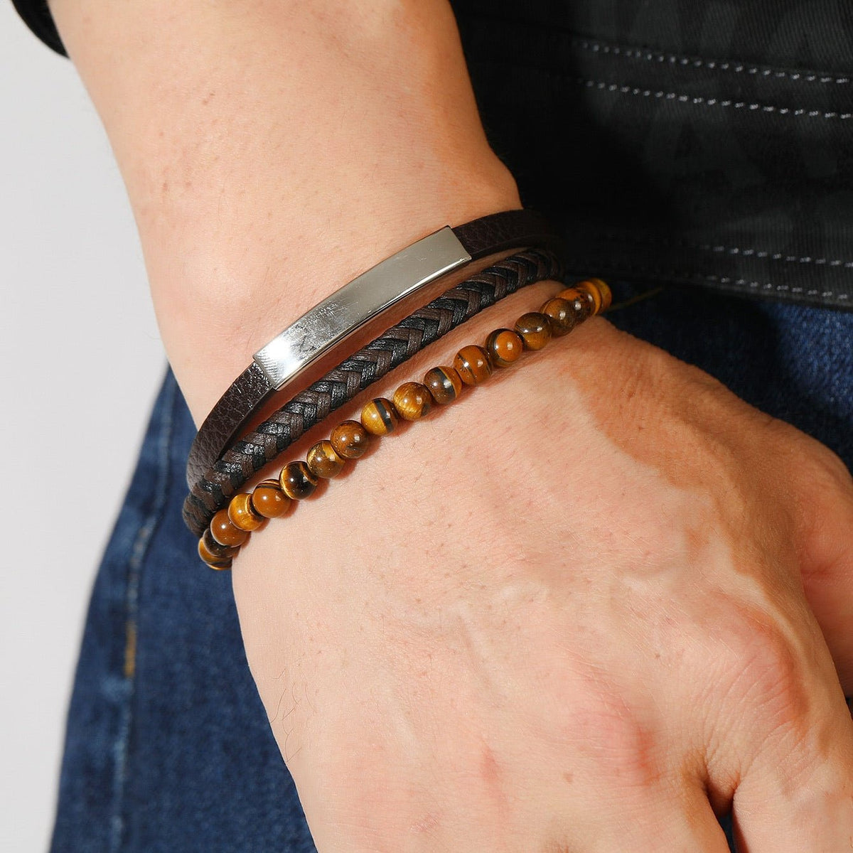 Bracelet homme avec cuir tressé marron et perles naturelles œil de tigre, fermoir magnétique acier inoxydable.