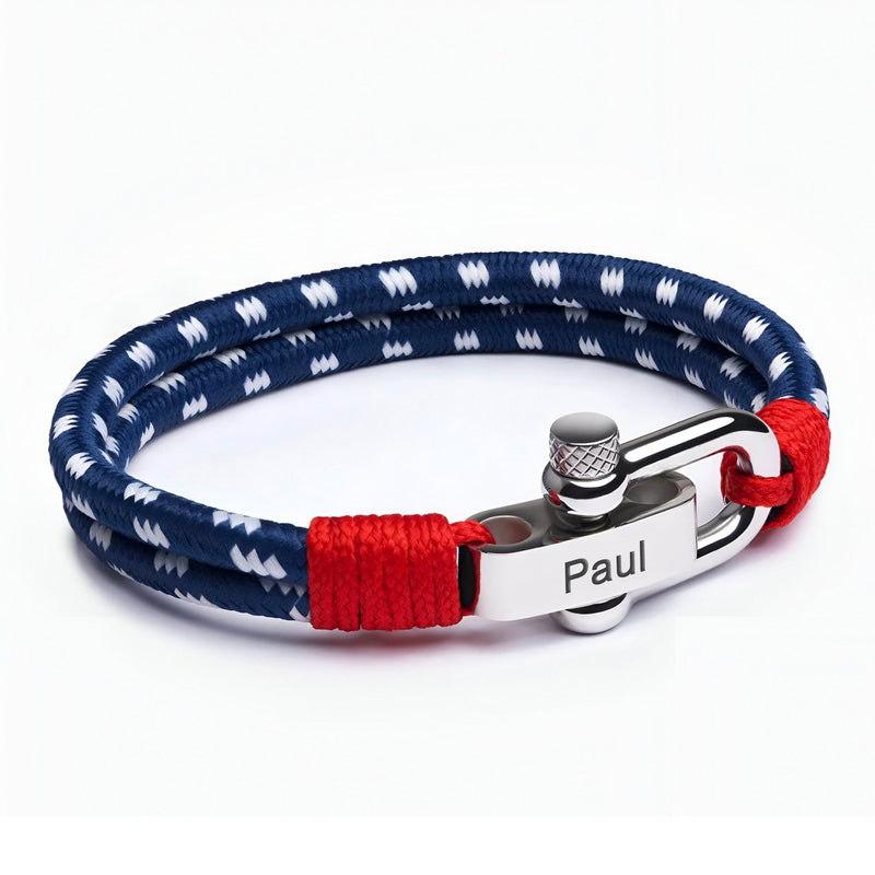 Bracelet homme en corde bleue à motifs blancs, fermoir mousqueton acier inoxydable gravé Paul, détail rouge.