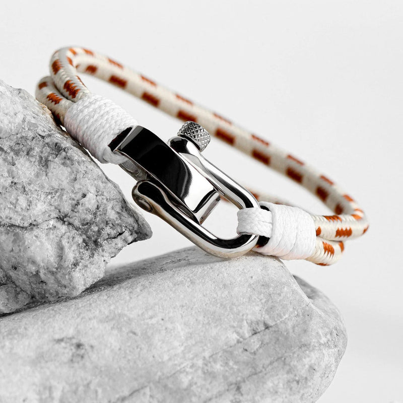 Bracelet homme personnalisé blanc et orange avec mousqueton en acier inoxydable brillant.