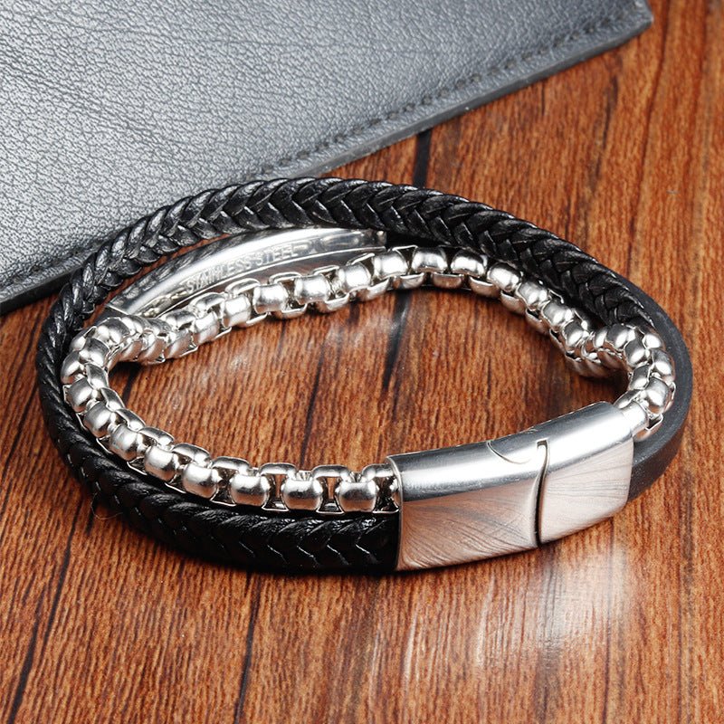 Bracelet homme multi-rangs noir en cuir tressé, chaîne acier argenté, plaque gravure rectangulaire, fermoir magnétique.