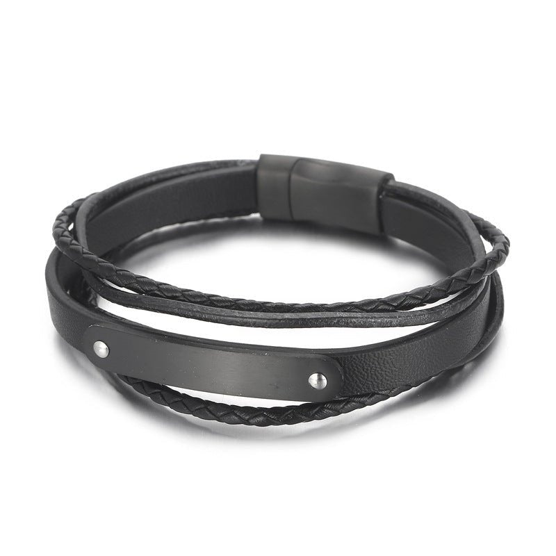 Bracelet homme noir en simili cuir tressé avec plaque en acier gravée et fermoir magnétique.