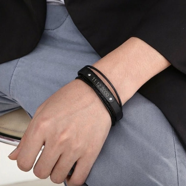 Bracelet homme noir tressé simili cuir avec plaque acier gravée, style moderne et épuré.