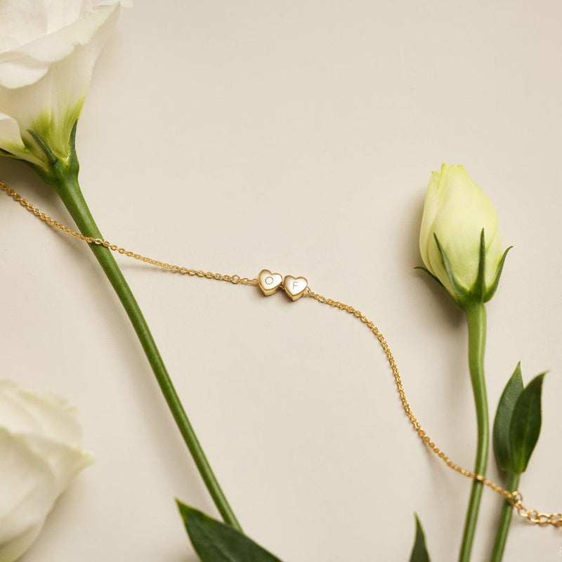 Bracelet personnalisé x5 cœurs avec lettres gravées, chaîne fine en acier inoxydable doré, bijou délicat à message intime, modèle Garence