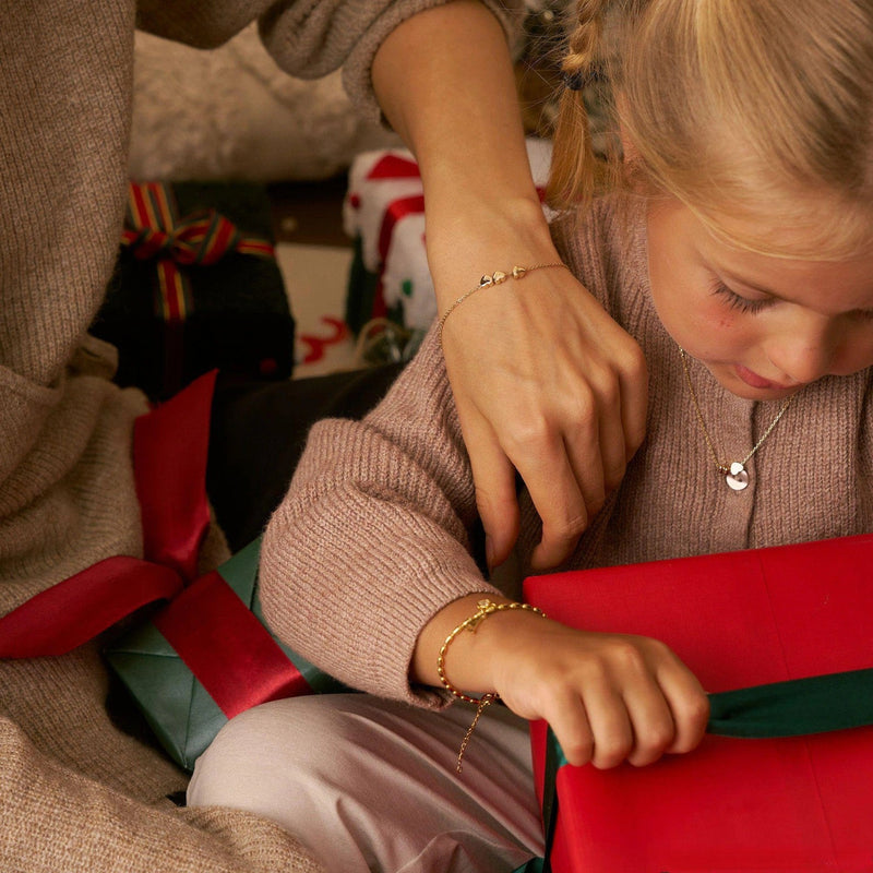 Bracelet personnalisé x5 cœurs avec lettres gravées, chaîne fine en acier inoxydable doré, bijou délicat à message intime, modèle Garence