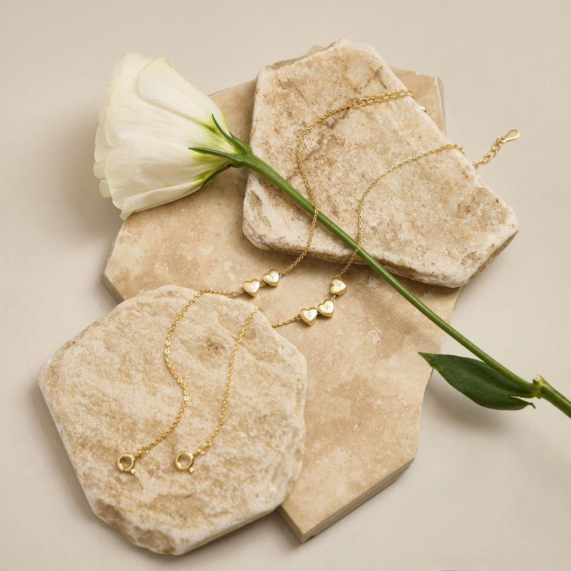 Bracelet personnalisé x5 cœurs avec lettres gravées, chaîne fine en acier inoxydable doré, bijou délicat à message intime, modèle Garence