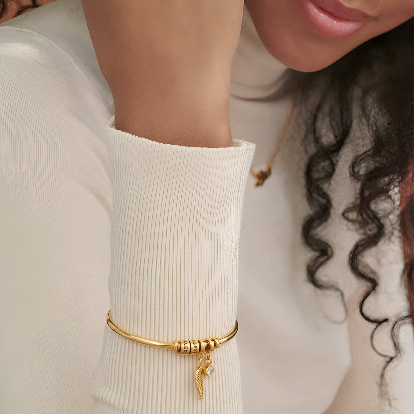 Bracelet fin doré en acier inoxydable avec deux anneaux et pendentif lettre, modèle Térima.