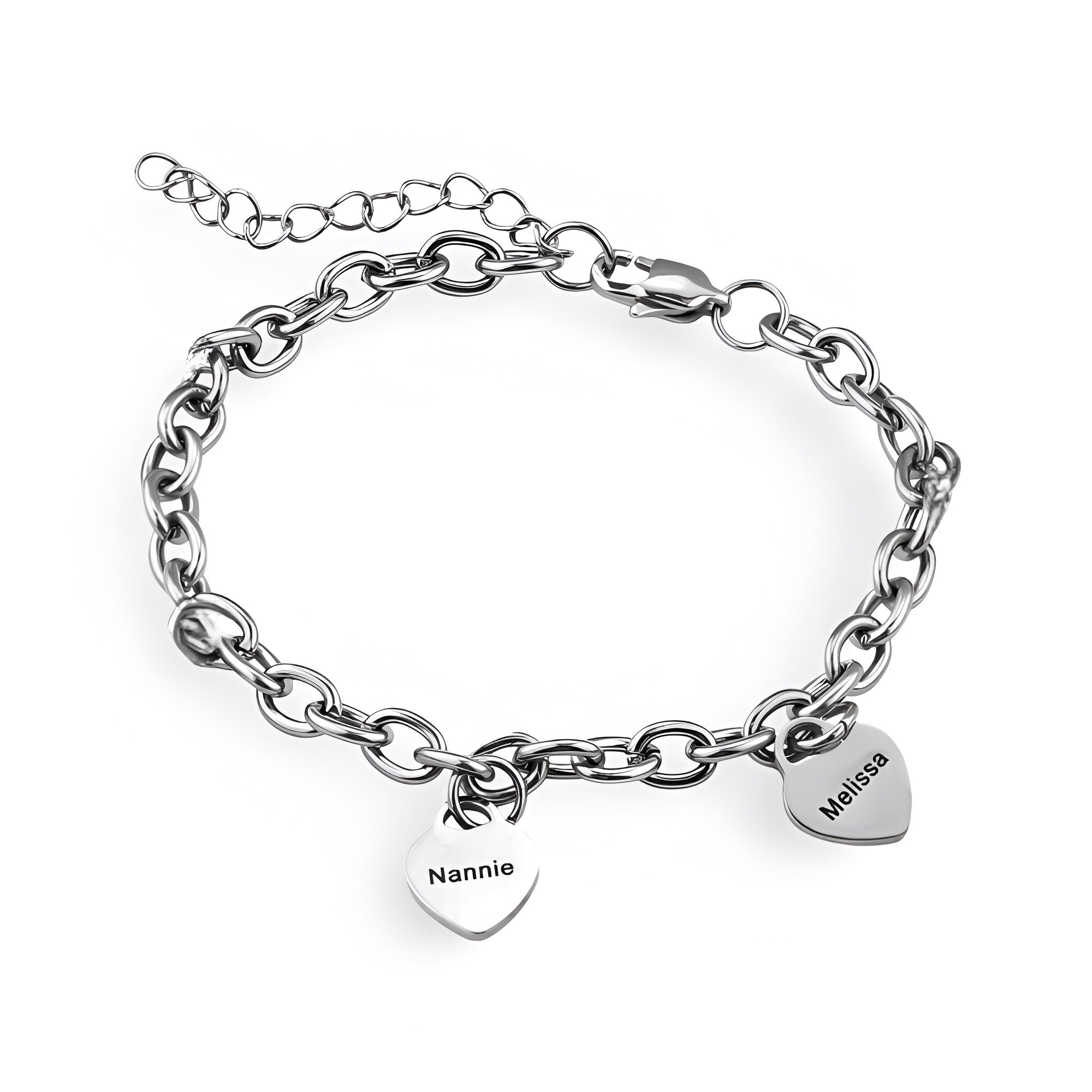 Bracelet chaîne argentée avec deux pendentifs cœurs gravés "Nannie" et "Melissa".