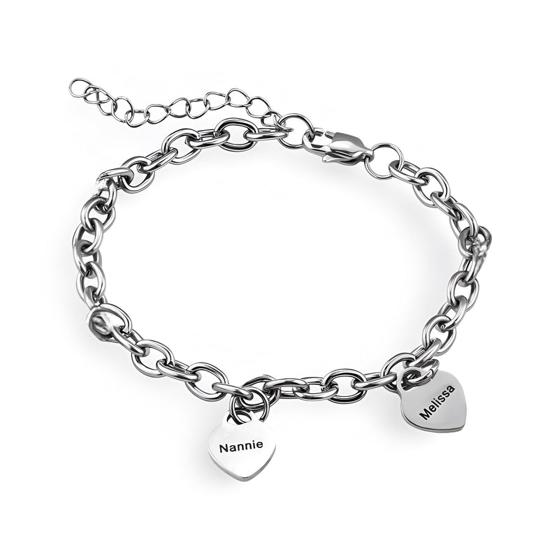 Bracelet chaîne argentée avec deux pendentifs cœurs gravés "Nannie" et "Melissa".