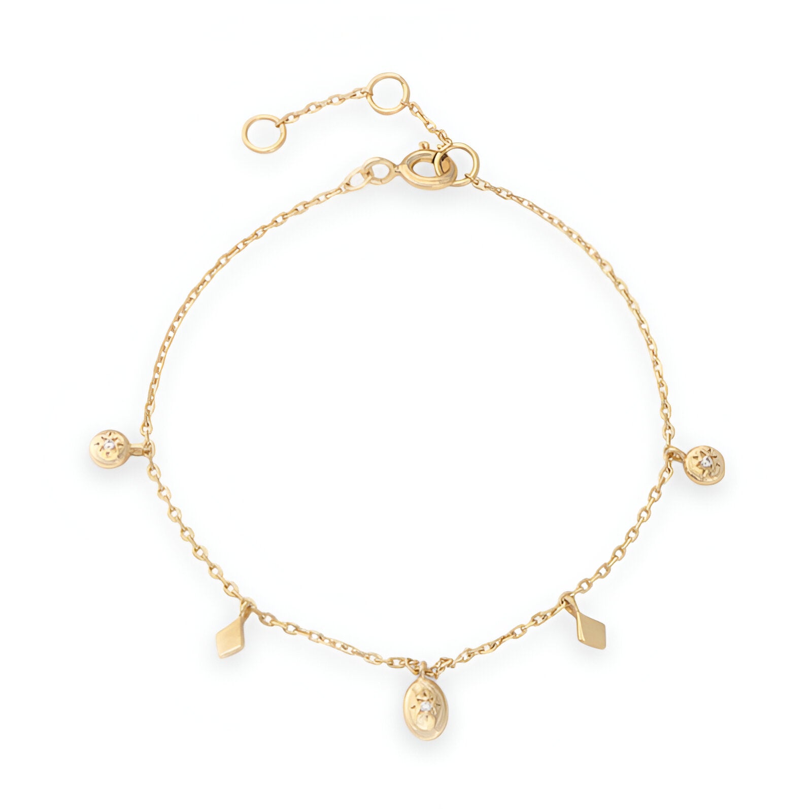 Bracelet en or avec fines chaînes et quatre petits pendentifs charms délicats pour femme.