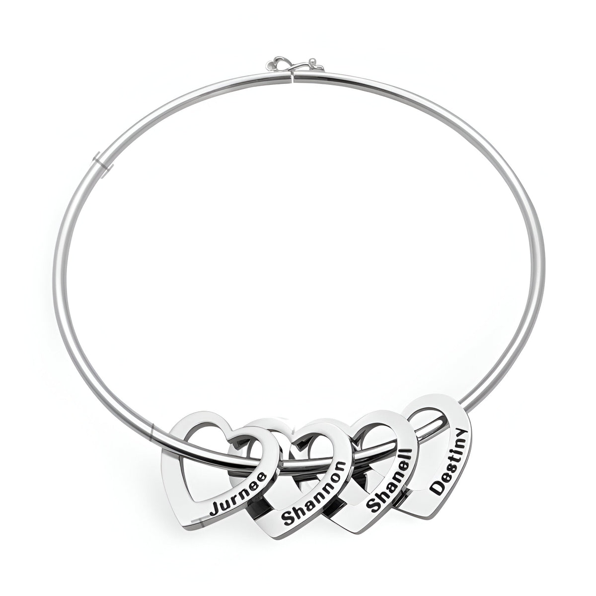 Bracelet en titane argenté avec quatre pendentifs cœurs gravés de prénoms féminins.