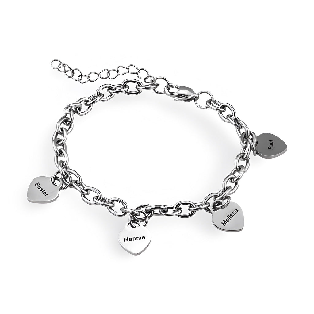 Bracelet en acier inoxydable argenté avec quatre plaques cœur gravées et chaîne ajustable.