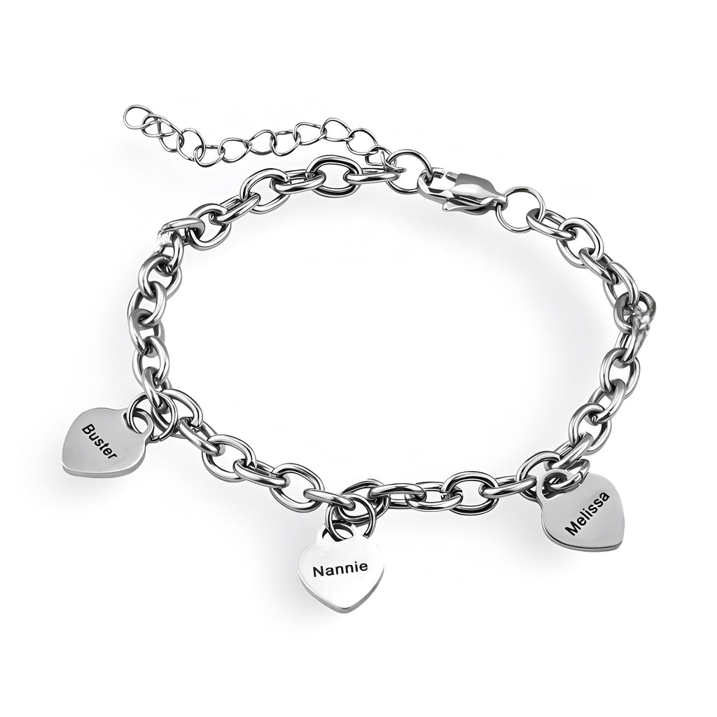 Bracelet en acier inoxydable argenté avec trois plaques cœurs personnalisées gravées de prénoms.
