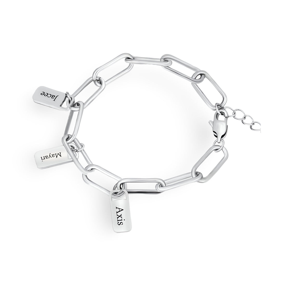 Bracelet femme en acier inoxydable argenté avec trois plaques gravées et maillons ovales.