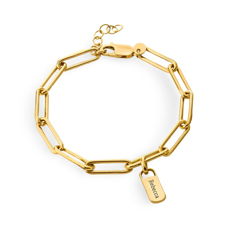 Bracelet femme en acier inoxydable doré avec chaîne à maillons rectangulaires et plaque gravée pendante.