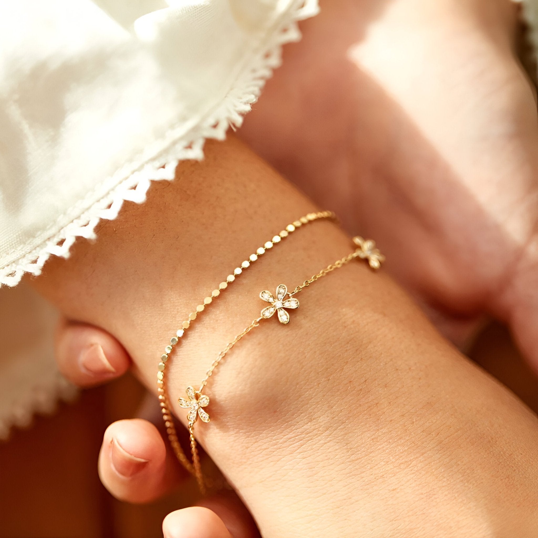 Bracelet fin en or avec pendentifs pétales de fleur délicats pour femme.