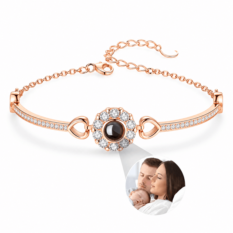 Bracelet photo personnalisable avec médaillon projection, pavé de zircons — modèle Zenaida — Or rosé — packshot studio photo sous lentille
