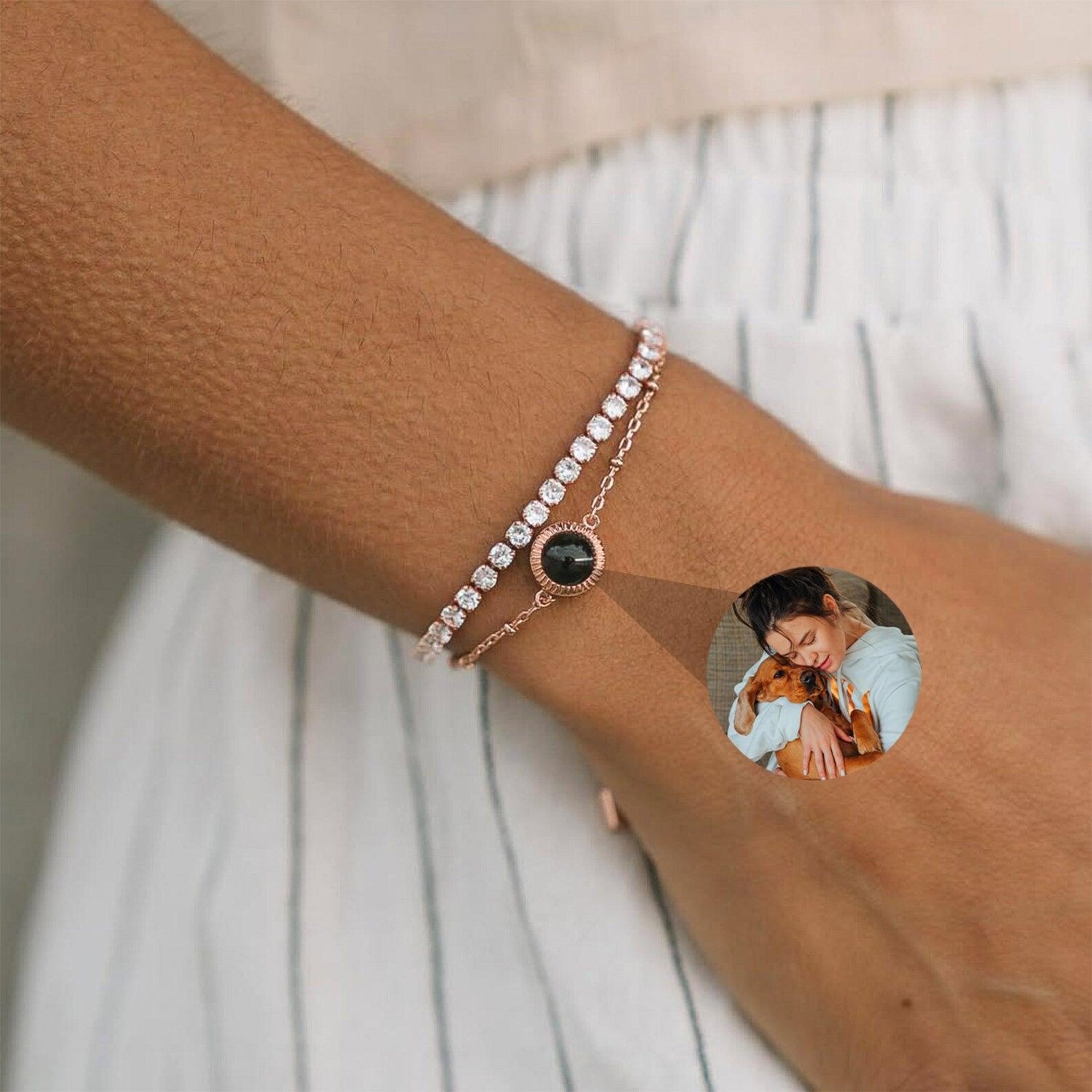 Bracelet double chaîne en argent avec zircons scintillants et médaillon photo personnalisé noir élégant.