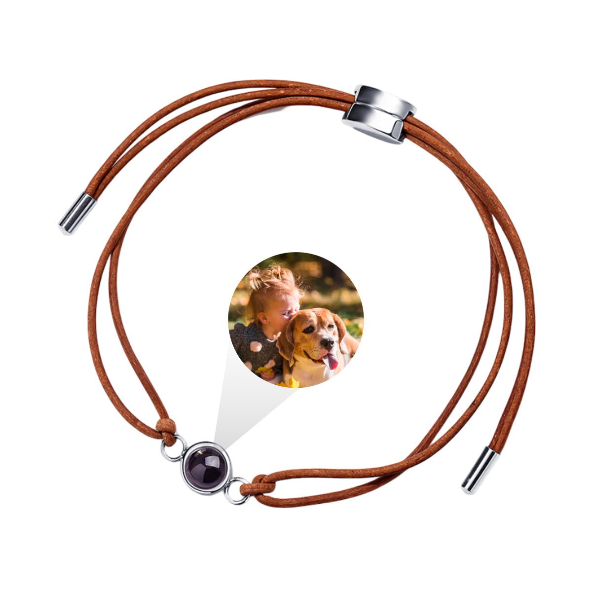 Bracelet en cuir marron à cordon réglable avec pendentif rond argenté contenant une photo cachée.