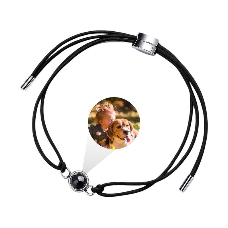 Bracelet à cordon noir réglable en cuir avec pendentif rond argenté contenant une photo cachée.