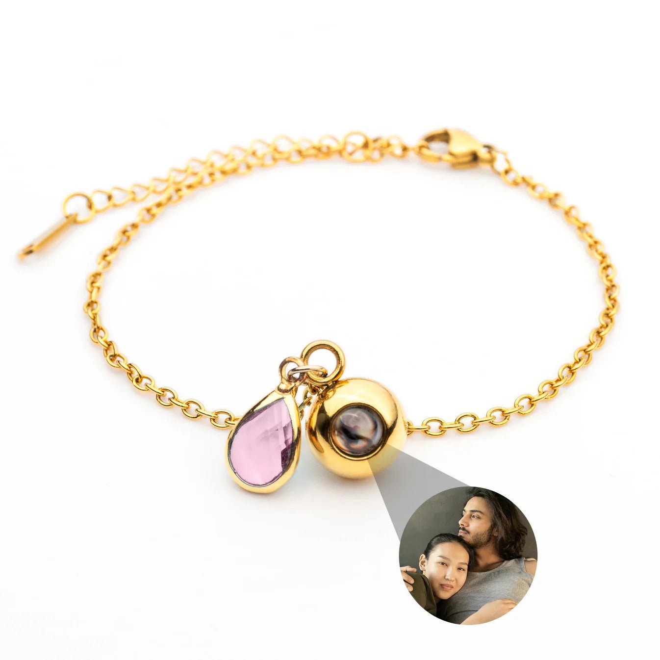 Bracelet fin en acier inoxydable doré avec médaille photo ronde et pierre de naissance goutte rose pâle.
