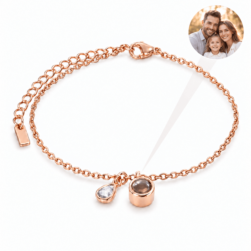 Bracelet photo personnalisé, acier inoxydable, avec pierre de naissance en goutte, cadeau intime et unique, modèle Ruliqua — Avril / Or rosé — packshot studio photo-projection nette