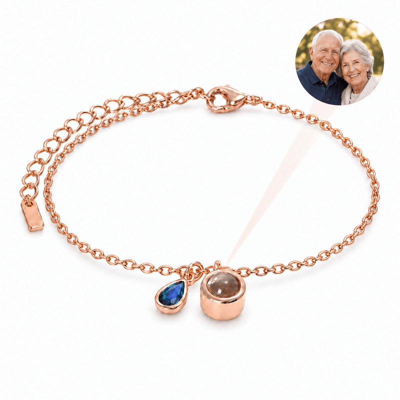 Bracelet photo personnalisé, acier inoxydable, avec pierre de naissance en goutte, cadeau intime et unique, modèle Ruliqua — Mai / Or rosé — packshot studio photo-projection nette