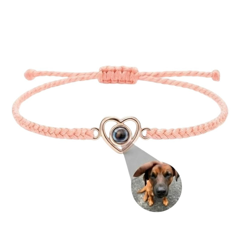 Bracelet rose en corde tressée avec pendentif cœur argenté contenant une photo personnalisée en forme de goutte d'eau.