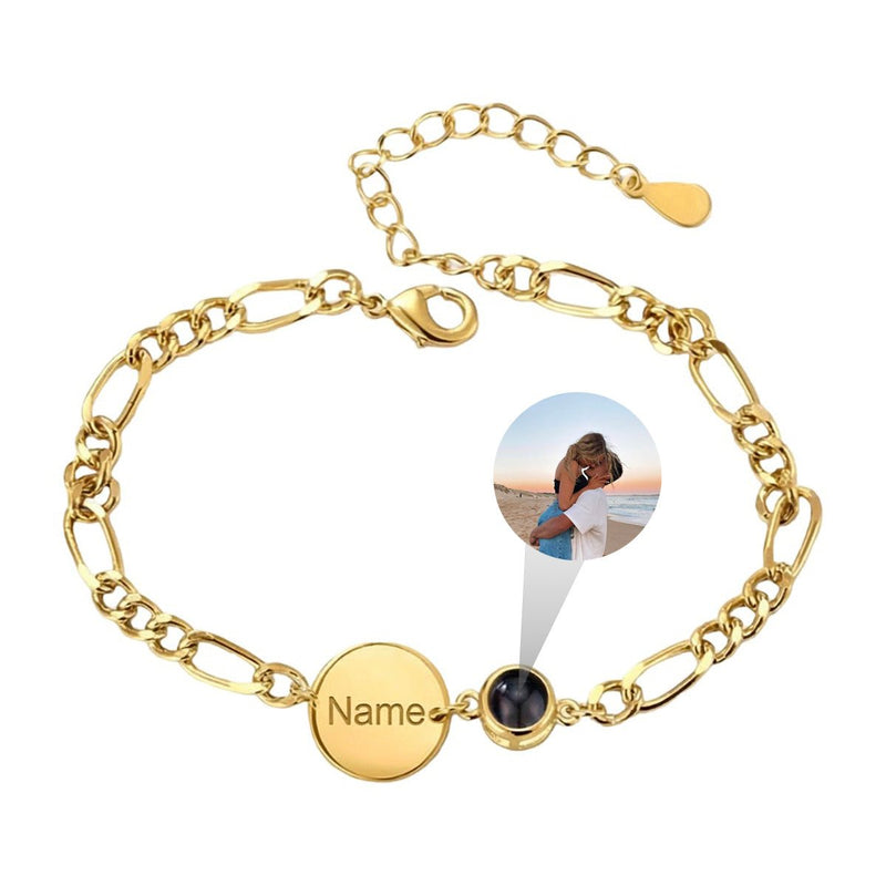 Bracelet doré mailles figaro avec médaille ronde gravée personnalisable et petit pendentif photo à projection.