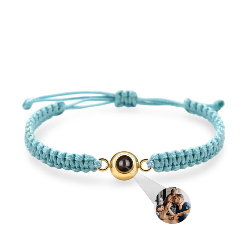 Bracelet corde bleu ciel avec médaille titane or rosé et photo personnalisée ronde.