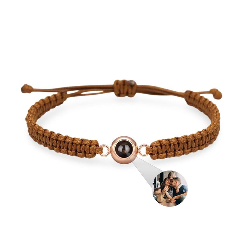 Bracelet photo personnalisé corde marron avec médaille titane or rosé et photo gravée.