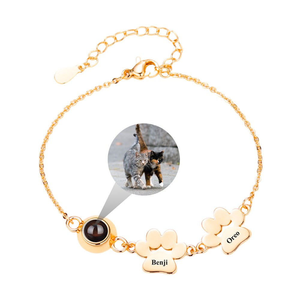 Bracelet personnalisé en acier inoxydable or avec deux pattes gravées et médaillon photo rond noir.