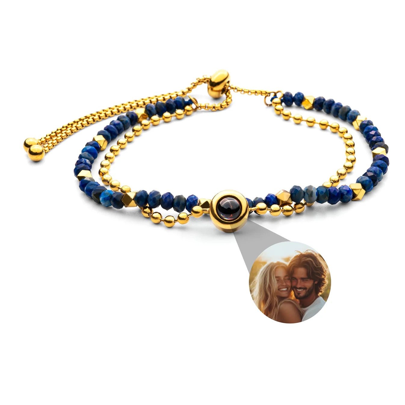 Bracelet double rang en pierres bleues naturelles et perles dorées avec médaillon photo personnalisable.