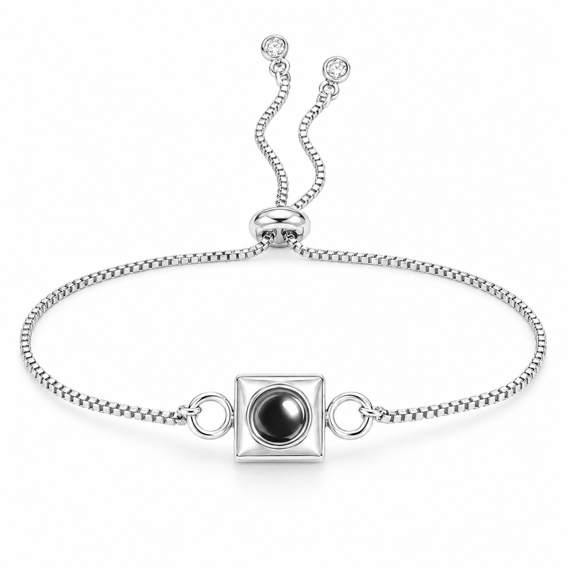 Bracelet photo personnalisé en acier inoxydable, charm carré, modèle Yanni — Argent — packshot studio sur fond blanc